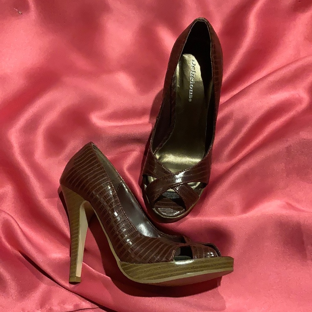 Brown peep toe 5.5 heels 🤎
